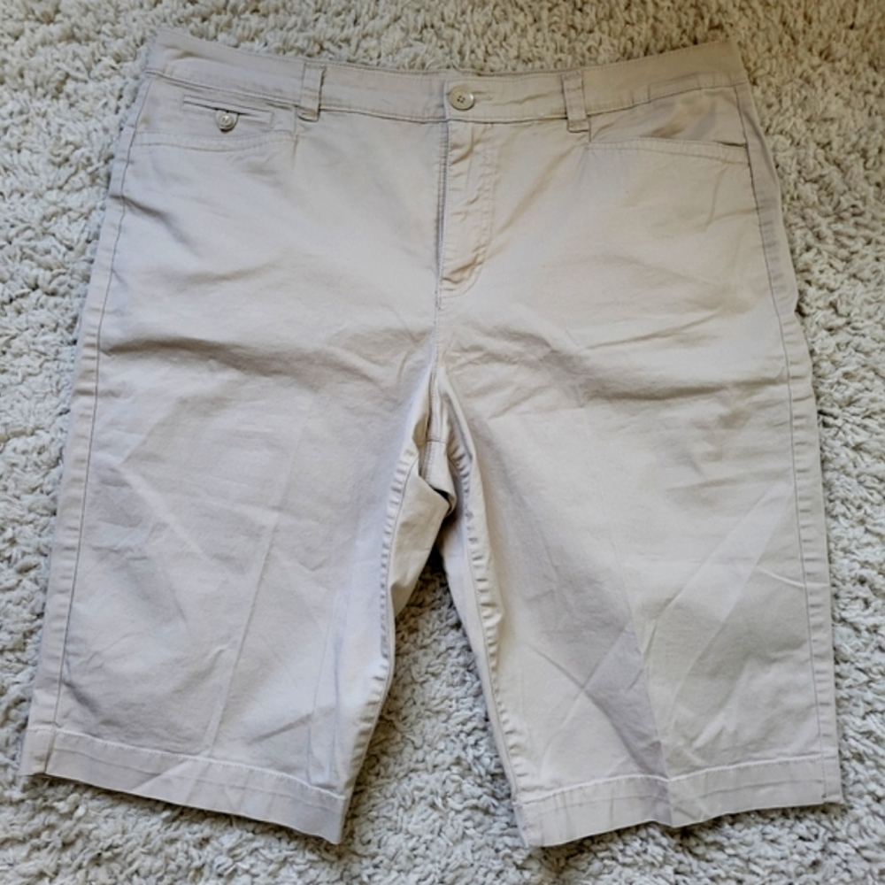 Bandolino khaki shorts, size 16